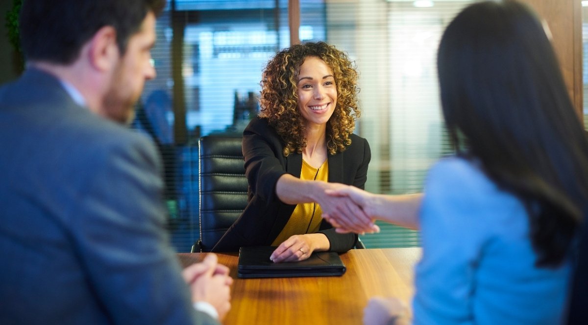 Profissionais em reunião corporativa simbolizando os empregos em alta no Brasil em 2026 e as mudanças no mercado de trabalho.